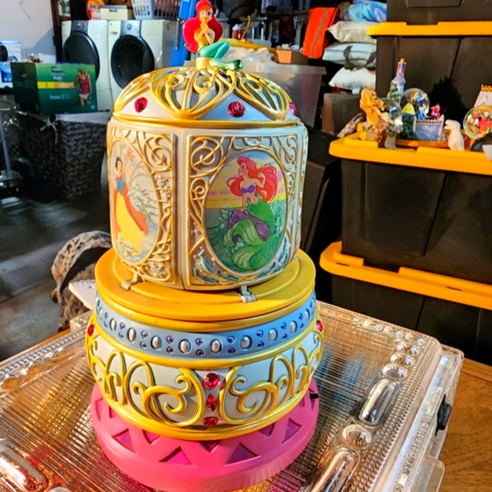 Disney Enchanting Princesses Mechanical Musical Snow Globe Figurine....
